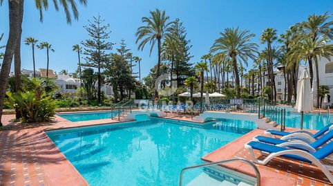 A tan solo 100 metros del mar, en una de las direcciones más codiciadas de Puerto Banús, se encuentra este exclusivo apartamento q