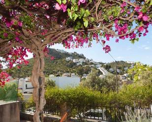 Vista exterior de Pis en venda en Roses amb Jardí privat, Terrassa i Moblat