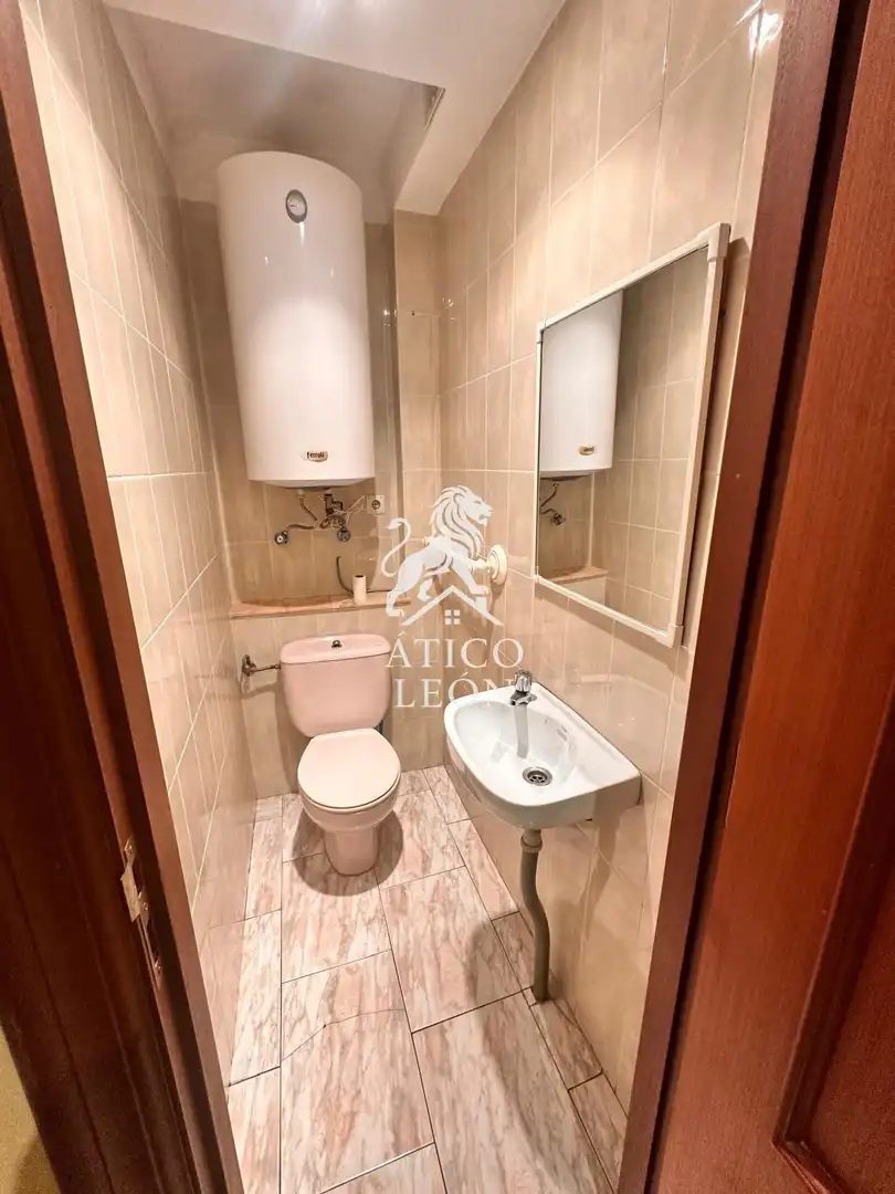 Baño de Casa o chalet en venta en León Capital  con Calefacción, Terraza y Trastero