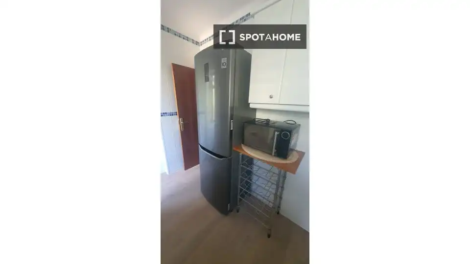 Cuina de Pis per a compartir en El Masnou amb Aire condicionat, Calefacció i Moblat