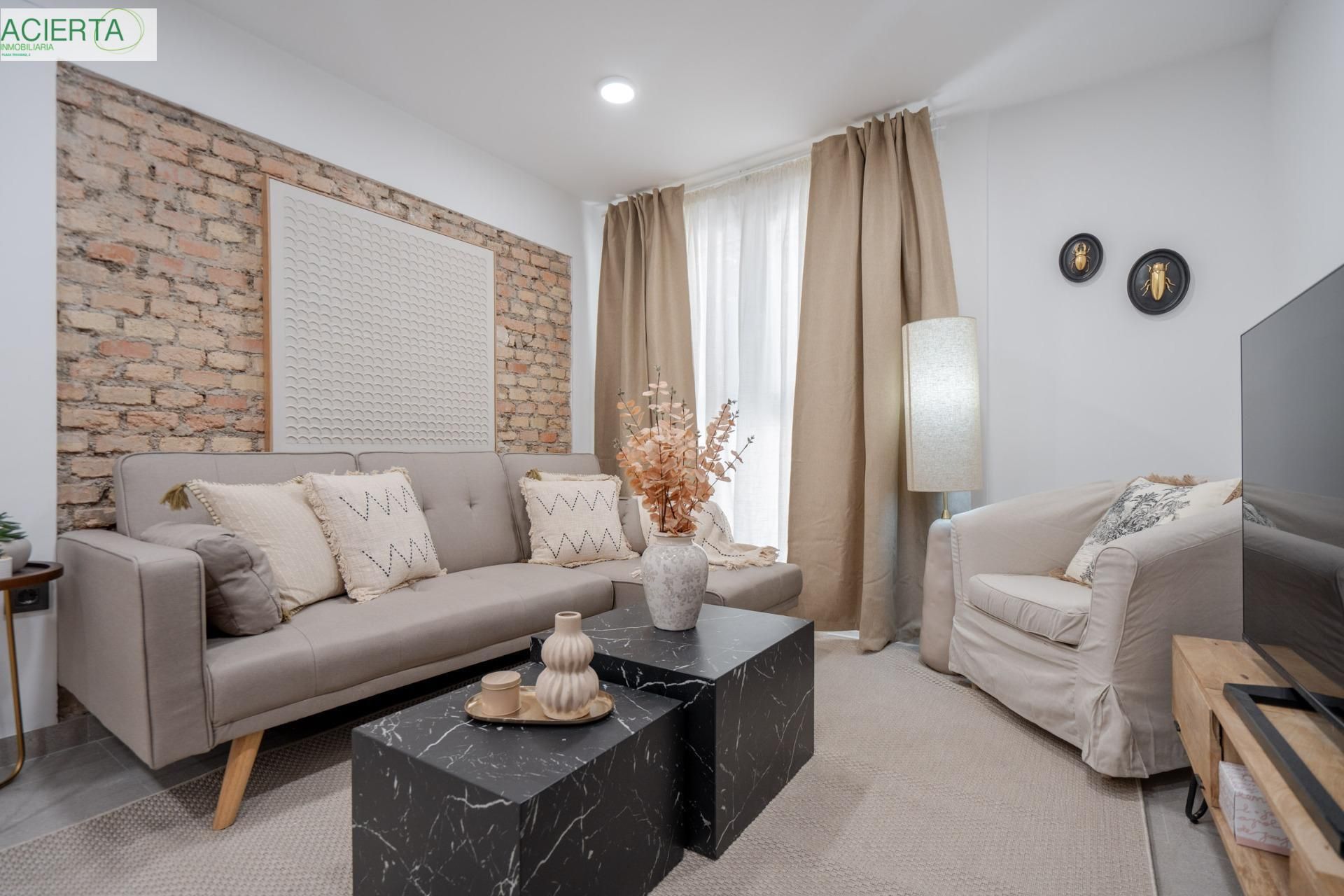 Living room of Flat for sale in  Granada Capital  with Air Conditioner and Parquet flooring