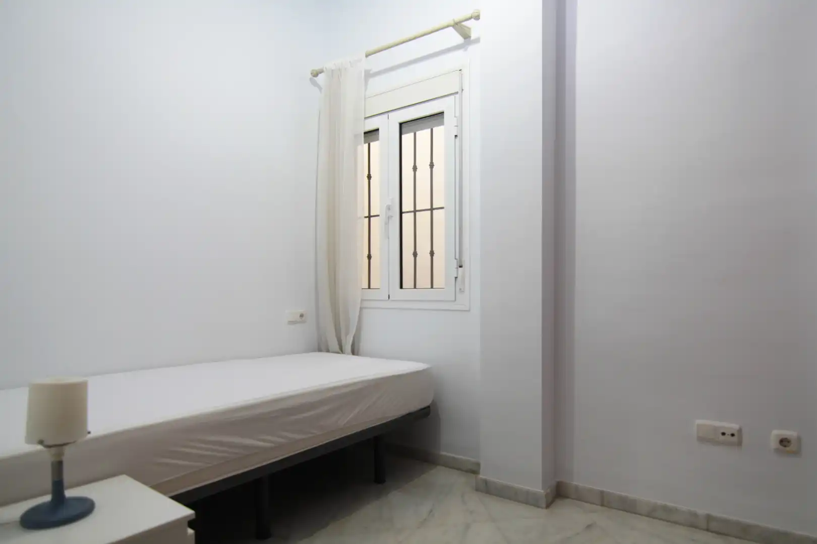 Bedroom of Flat for sale in Sevilla  with Air Conditioner, Heating and Furnished