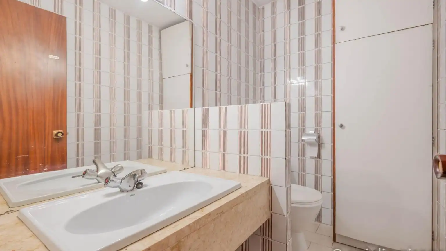 Bathroom of Office for sale in Girona  with Air Conditioner and Heating