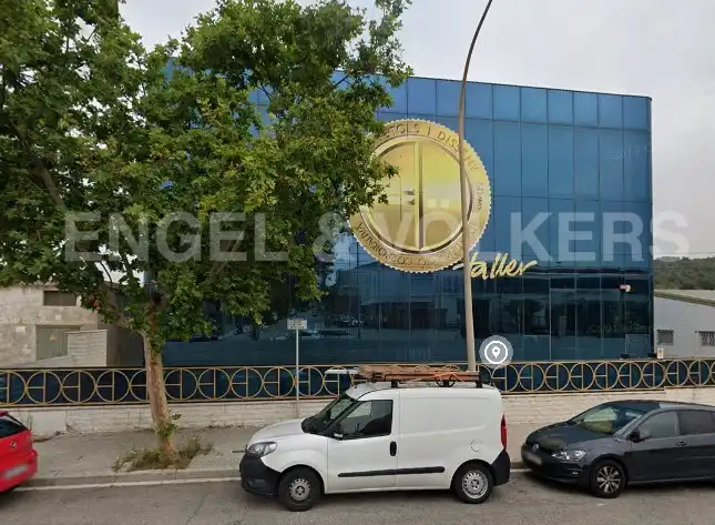 Vista exterior de Nave industrial en venta en Sant Just Desvern