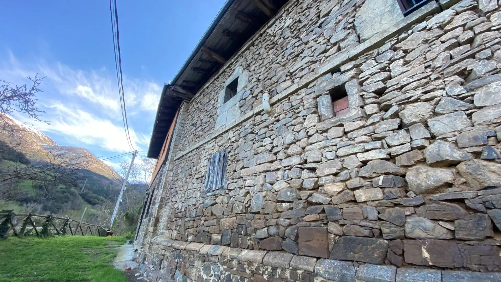 Vista exterior de Casa o xalet en venda en Pesaguero amb Jardí privat