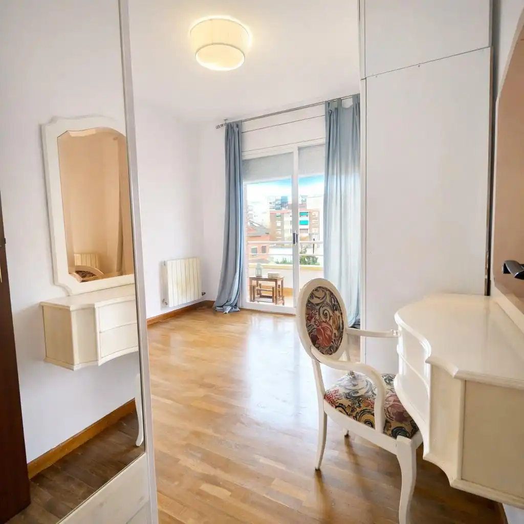 Habitación de Ático en venta en Cerdanyola del Vallès con Aire acondicionado, Calefacción y Parquet