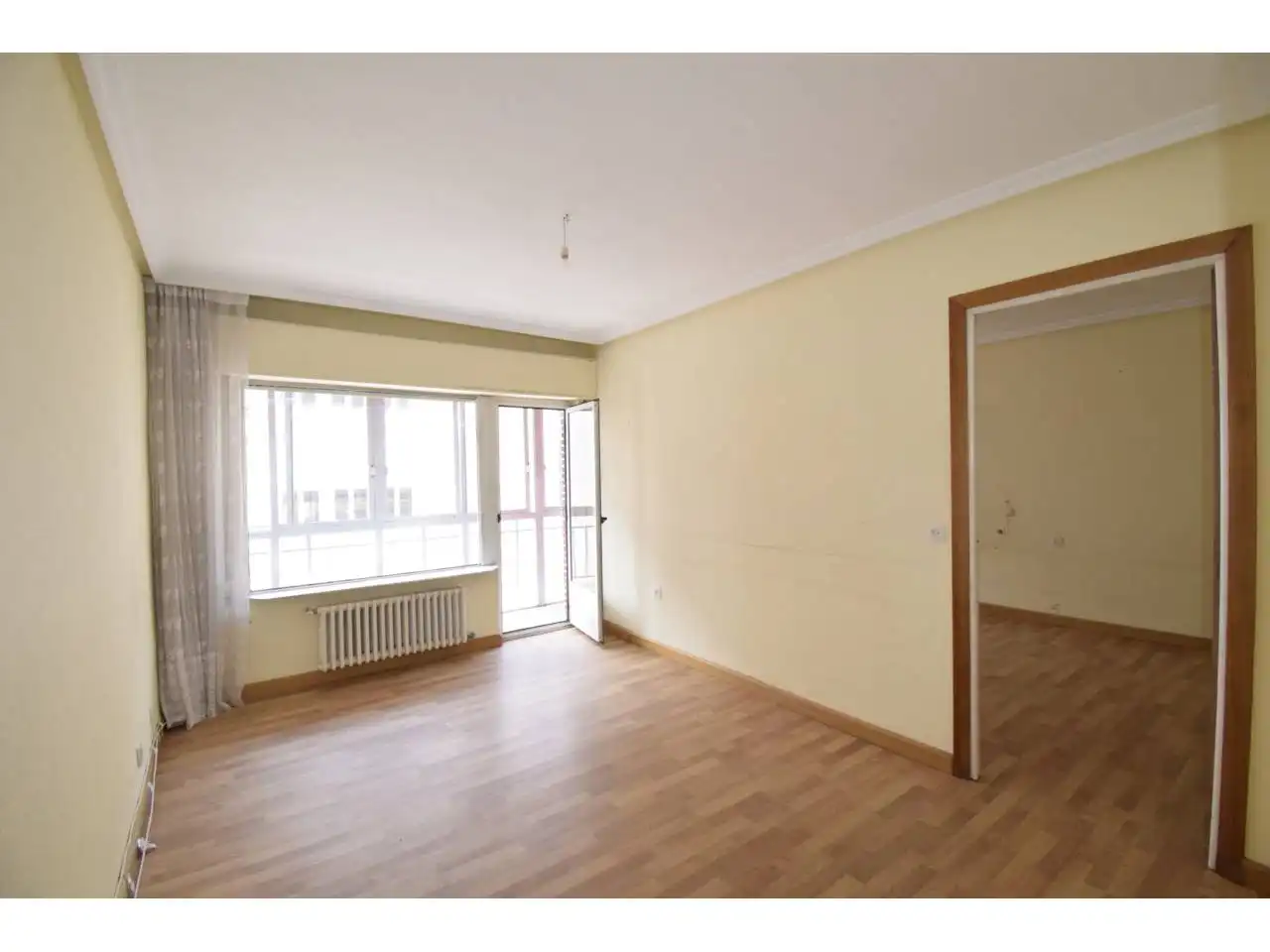 Sala d'estar de Pis en venda en León Capital  amb Calefacció, Parquet i Terrassa