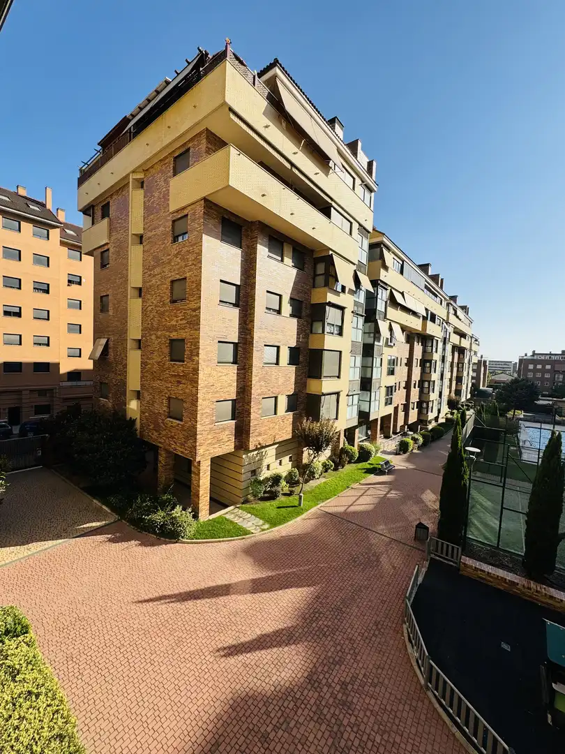 Außenansicht von Wohnung zur Miete in Rivas-Vaciamadrid mit Klimaanlage, Terrasse und Schwimmbad
