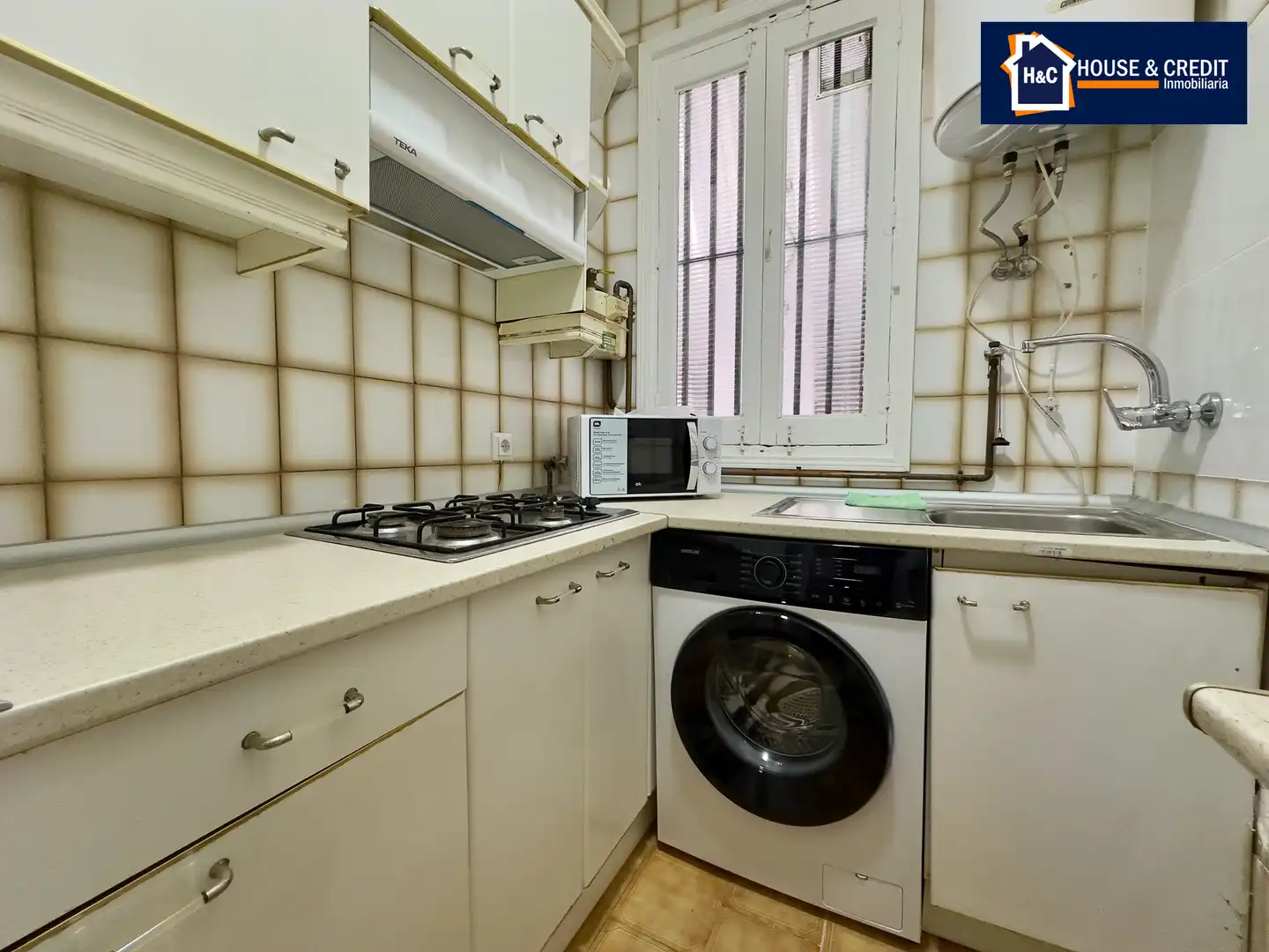 Cuina de Apartament de lloguer en Madrid amb Moblat