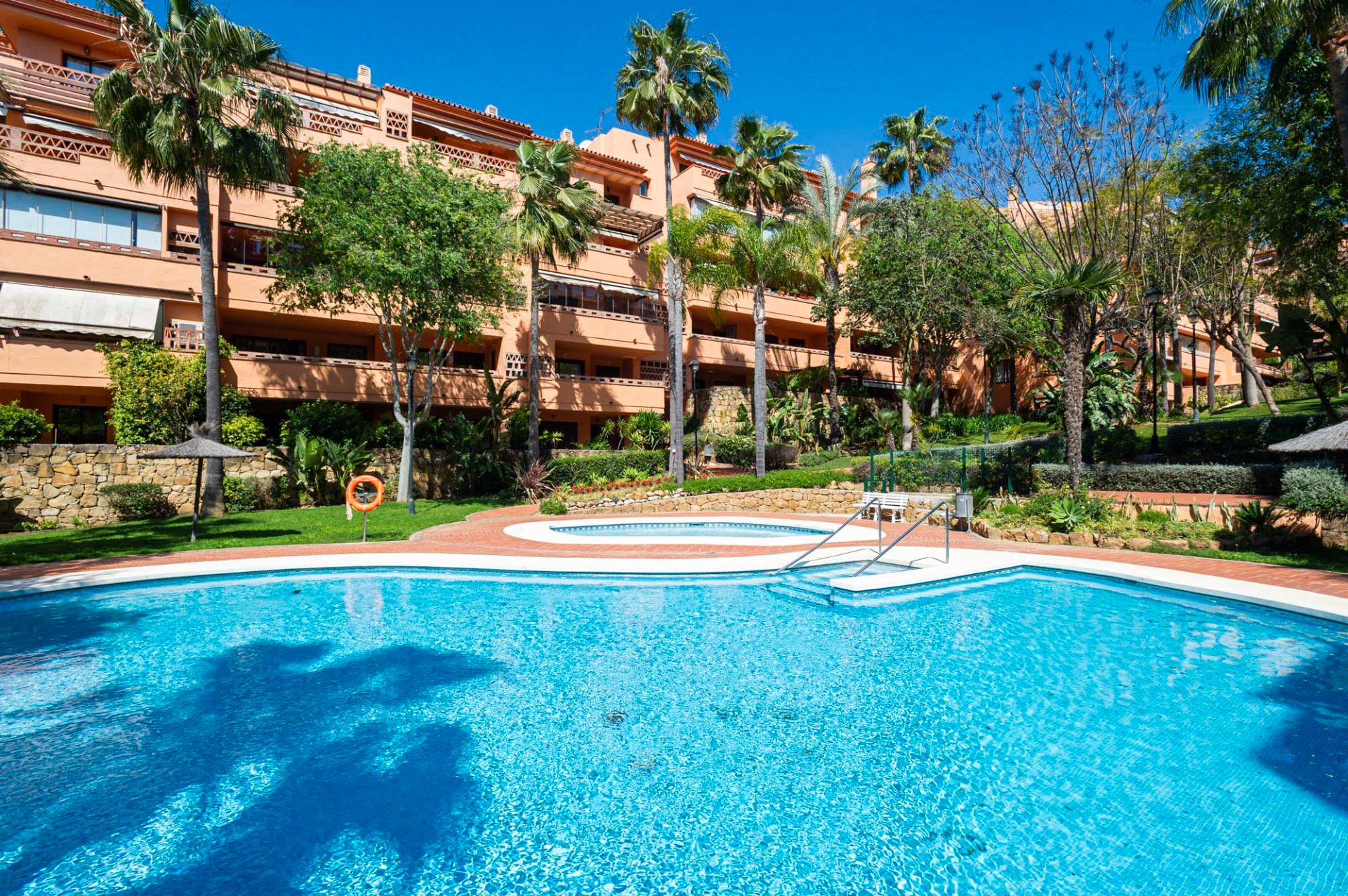 Vista exterior de Apartamento en venta en Marbella con Aire acondicionado, Terraza y Horno