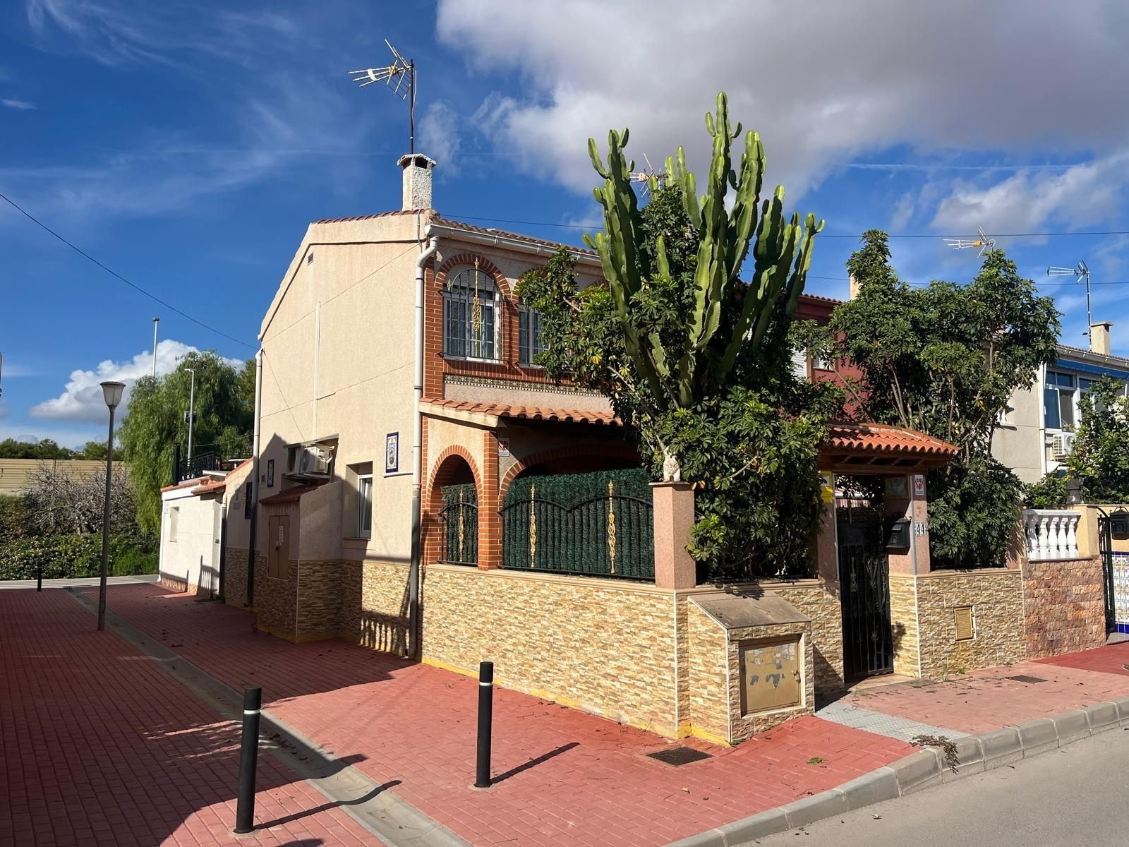 Vista exterior de Casa adosada en venda en Torrevieja amb Aire condicionat, Jardí privat i Terrassa