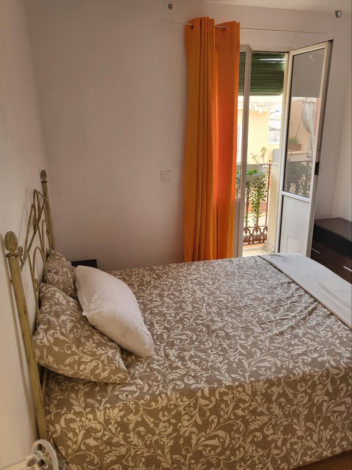 Dormitori de Apartament per a compartir en  Sevilla Capital amb Aire condicionat, Moblat i Forn