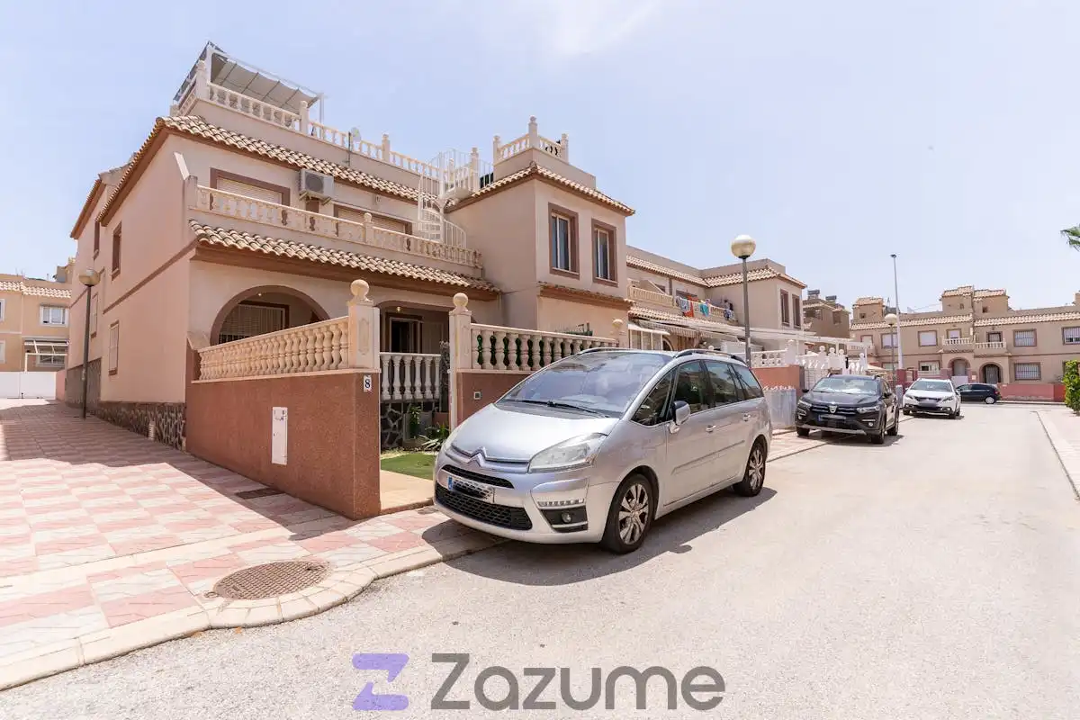 Vista exterior de Casa adosada de lloguer en Santa Pola amb Aire condicionat, Calefacció i Jardí privat