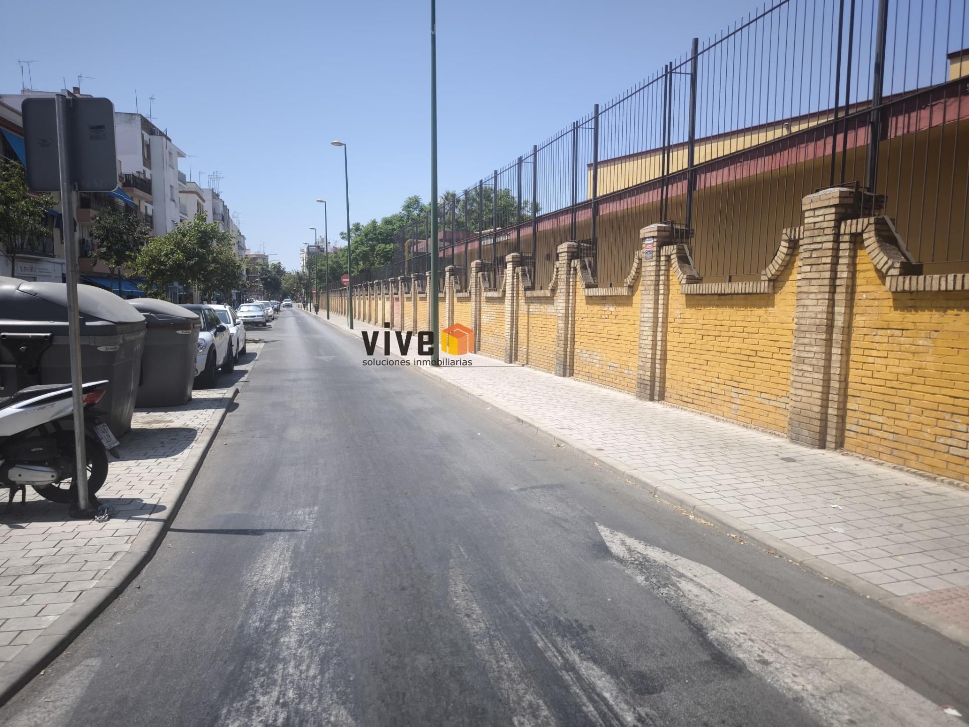Exterior view of Single-family semi-detached for sale in  Sevilla Capital  with Air Conditioner, Terrace and Storage room