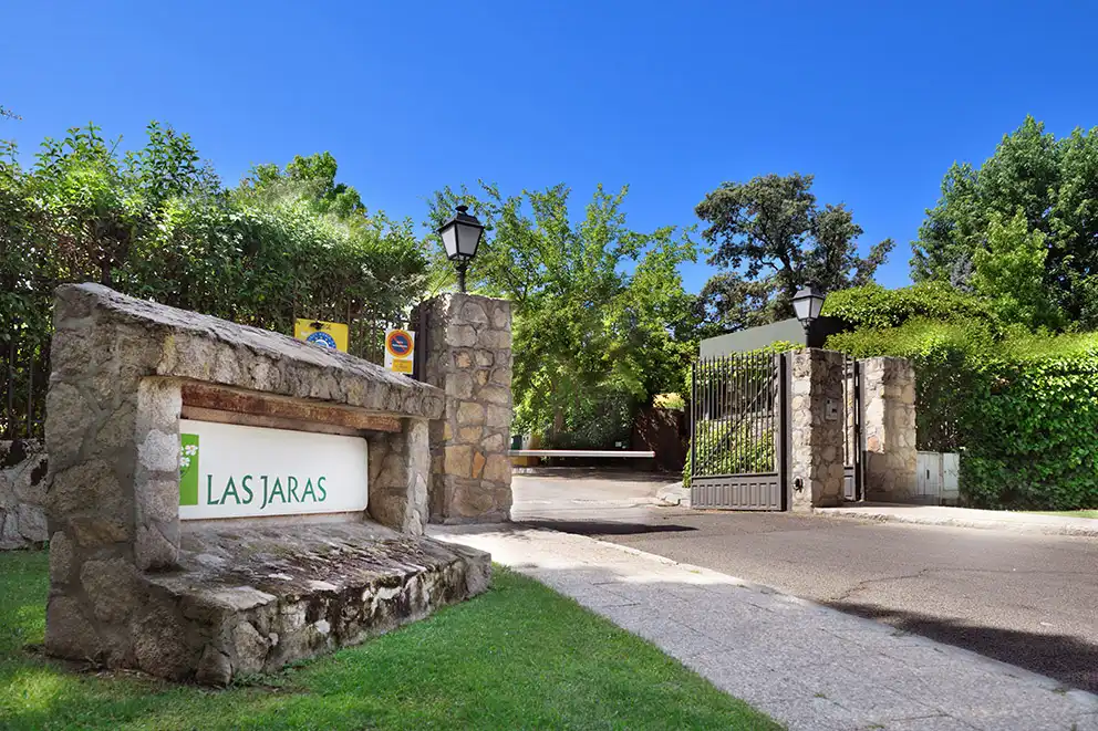 Vista exterior de Casa adosada de alquiler en La Moraleja con Calefacción, Jardín privado y Terraza