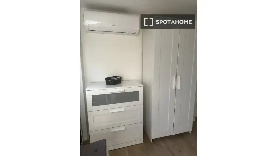 Bedroom of Flat for rent in Oliva  with Air Conditioner, Heating and Furnished