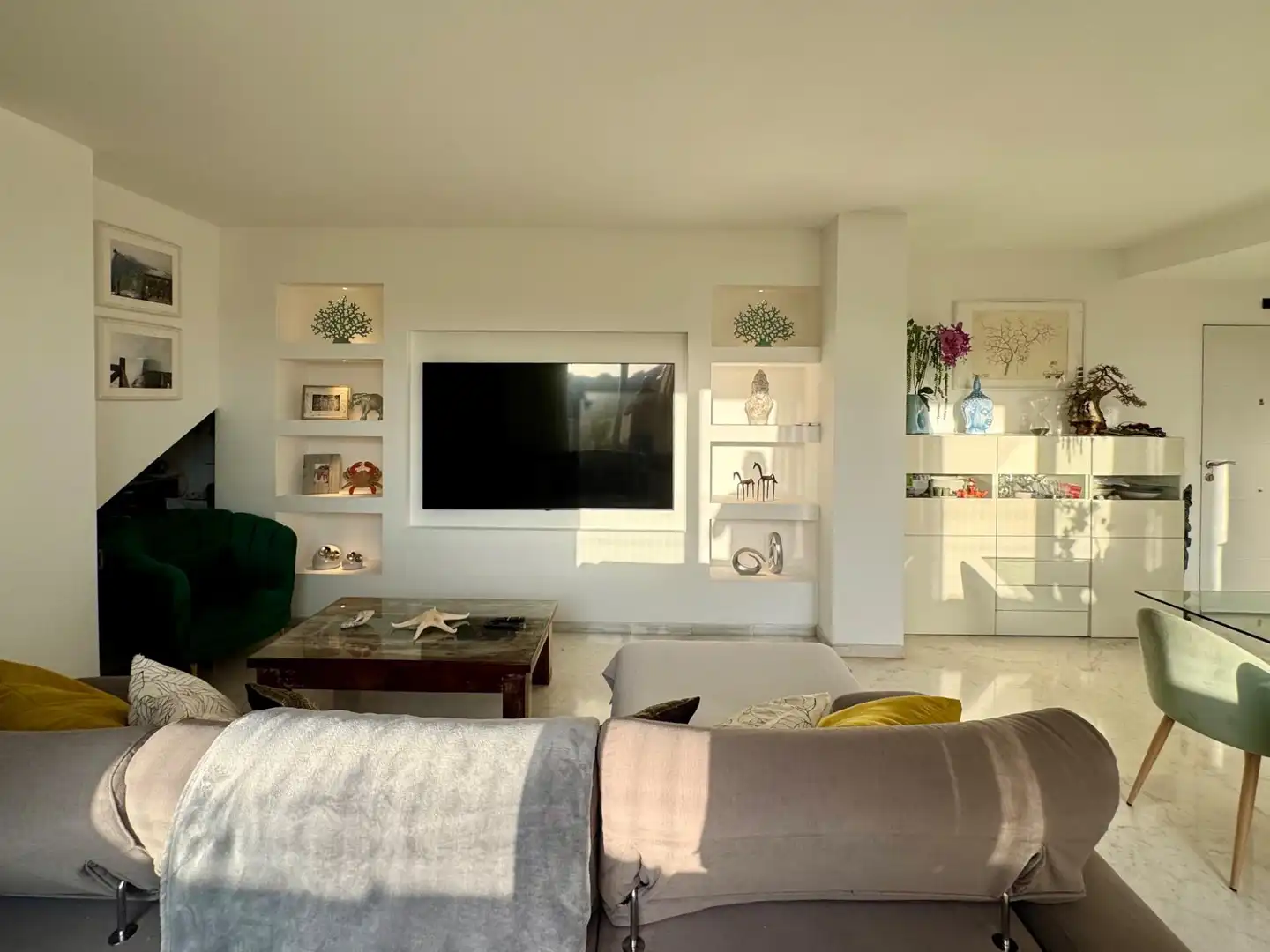 Sala d'estar de Àtic en venda en Marbella amb Aire condicionat, Jardí privat i Terrassa