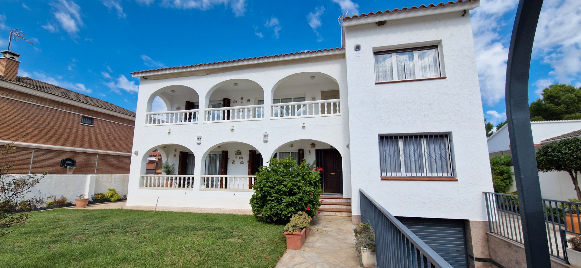 Vista exterior de Casa o xalet en venda en Cambrils amb Aire condicionat, Calefacció i Jardí privat