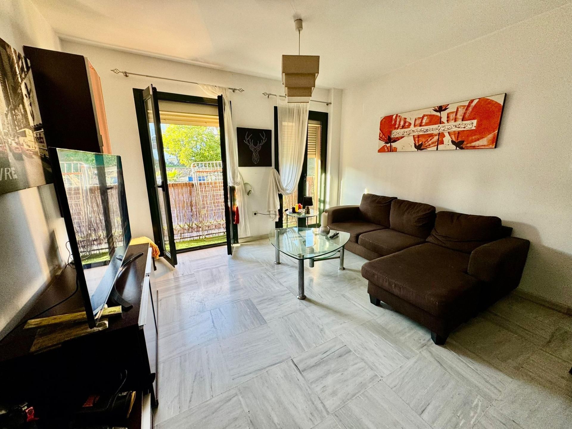 Sala d'estar de Apartament en venda en Fuengirola amb Aire condicionat, Jardí privat i Terrassa