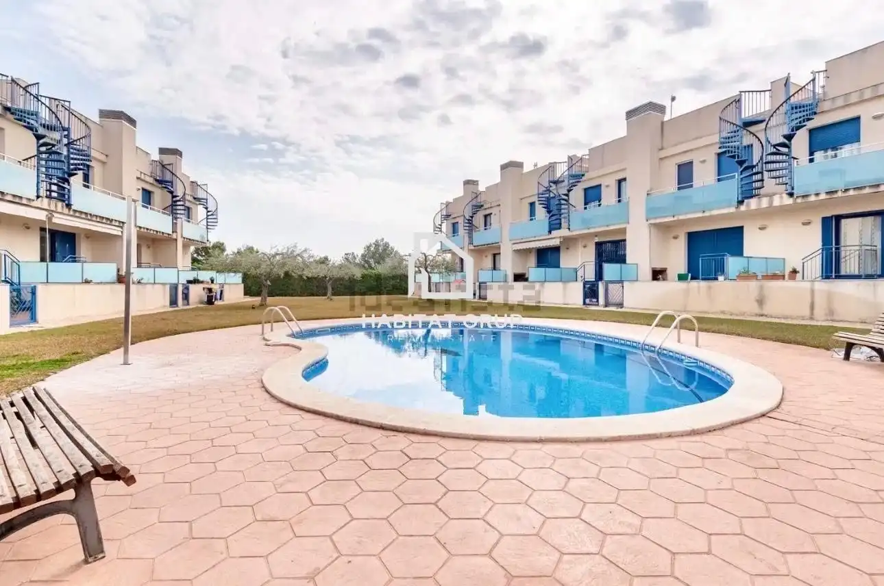Piscina de Casa adosada en venda en L'Ampolla amb Aire condicionat, Calefacció i Jardí privat