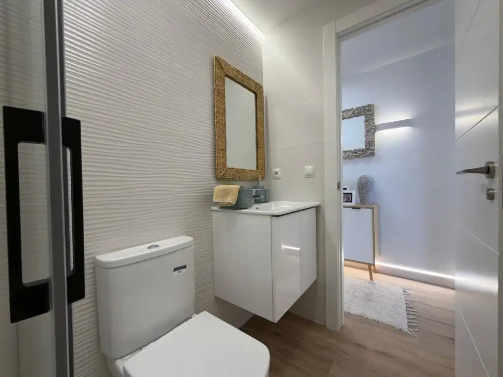 Bany de Apartament en venda en Torrevieja amb Aire condicionat, Jardí privat i Piscina