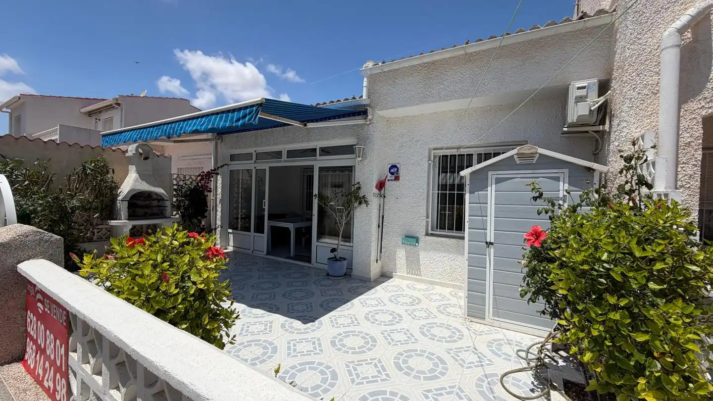 Vista exterior de Dúplex en venta en Torrevieja con Aire acondicionado, Jardín privado y Terraza