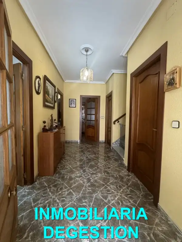 Casa adosada en venda en Linares amb Aire condicionat, Calefacció i Jardí privat