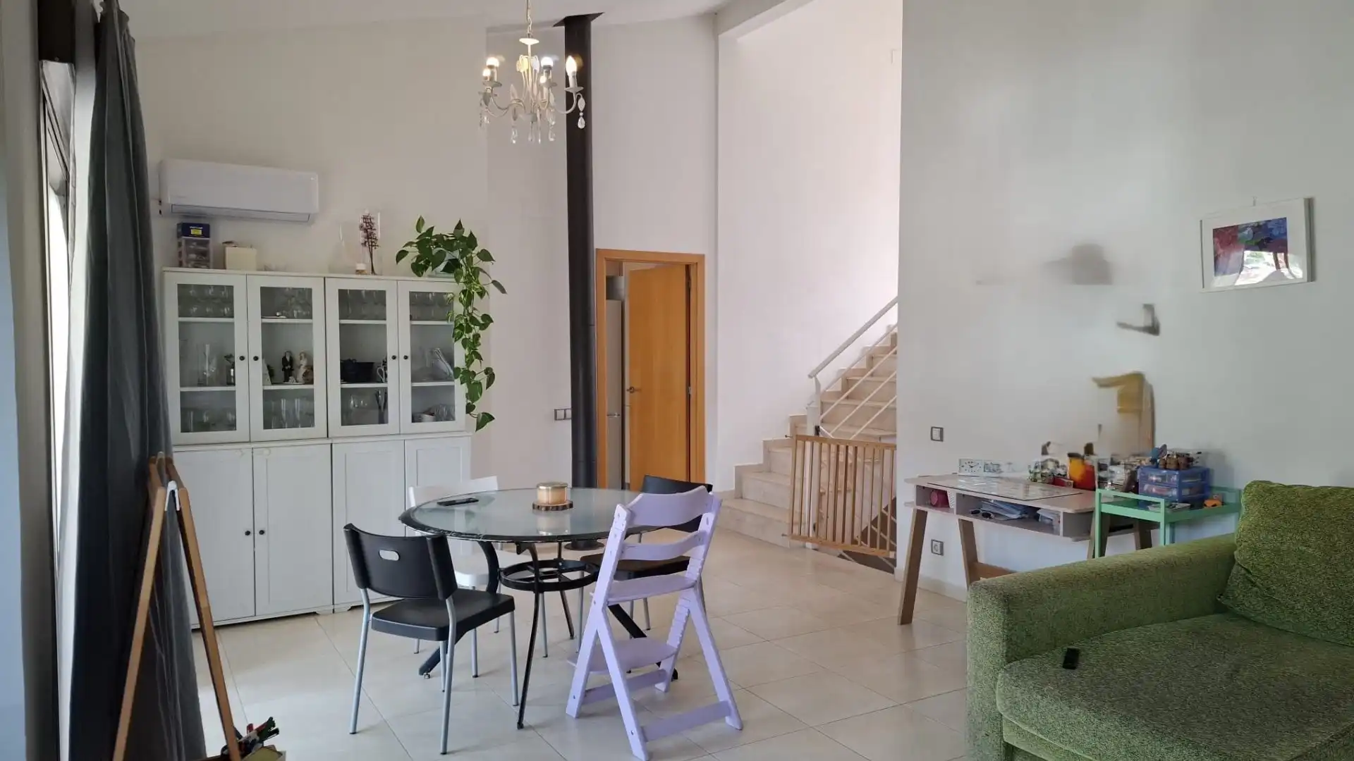 Sala d'estar de Casa adosada en venda en Vallirana amb Aire condicionat i Terrassa