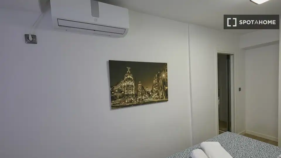 Bedroom of Flat for rent in Madrid  with Air Conditioner, Heating and Furnished