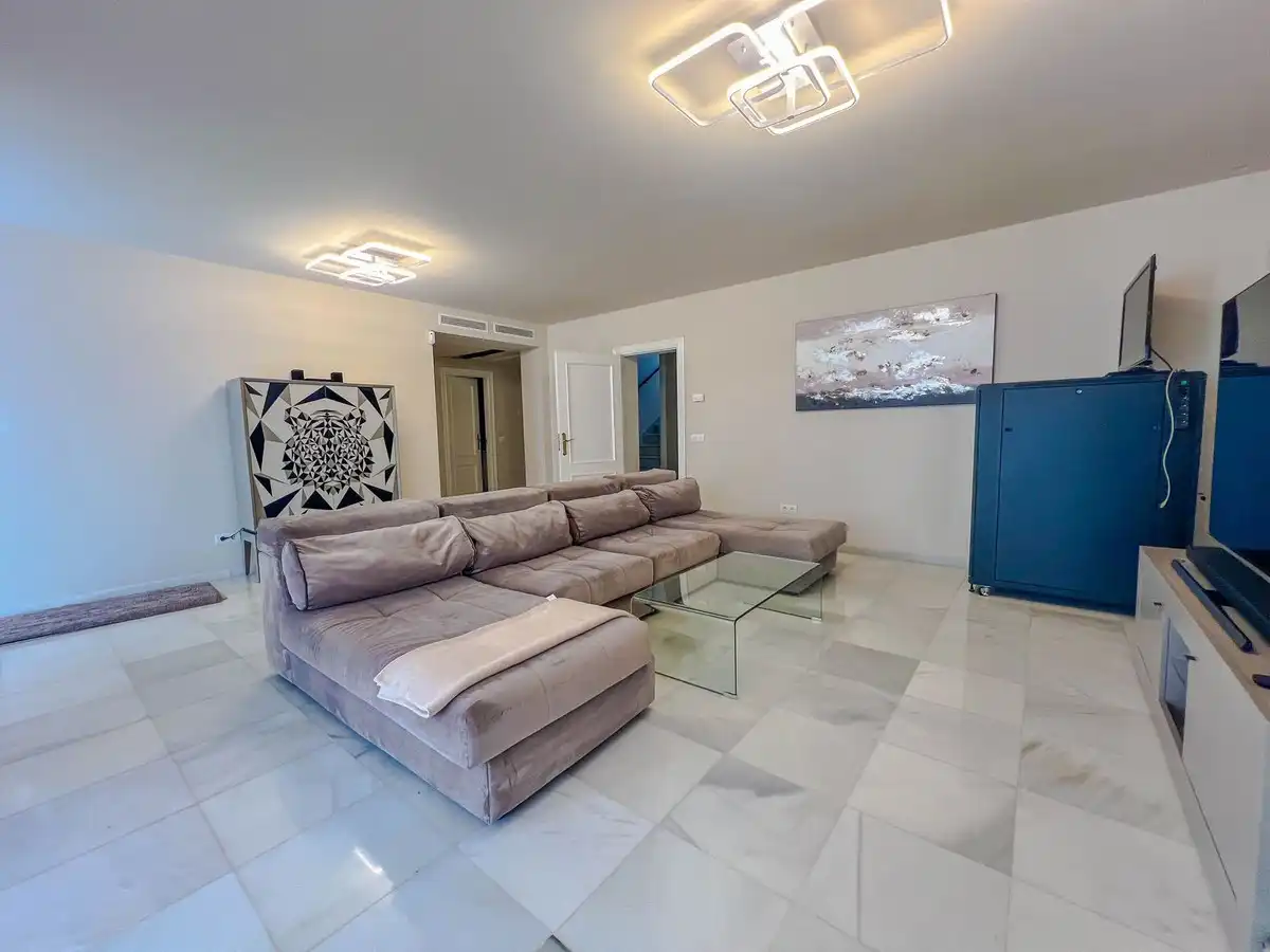 Sala de estar de Casa adosada en venta en Benahavís con Aire acondicionado y Terraza
