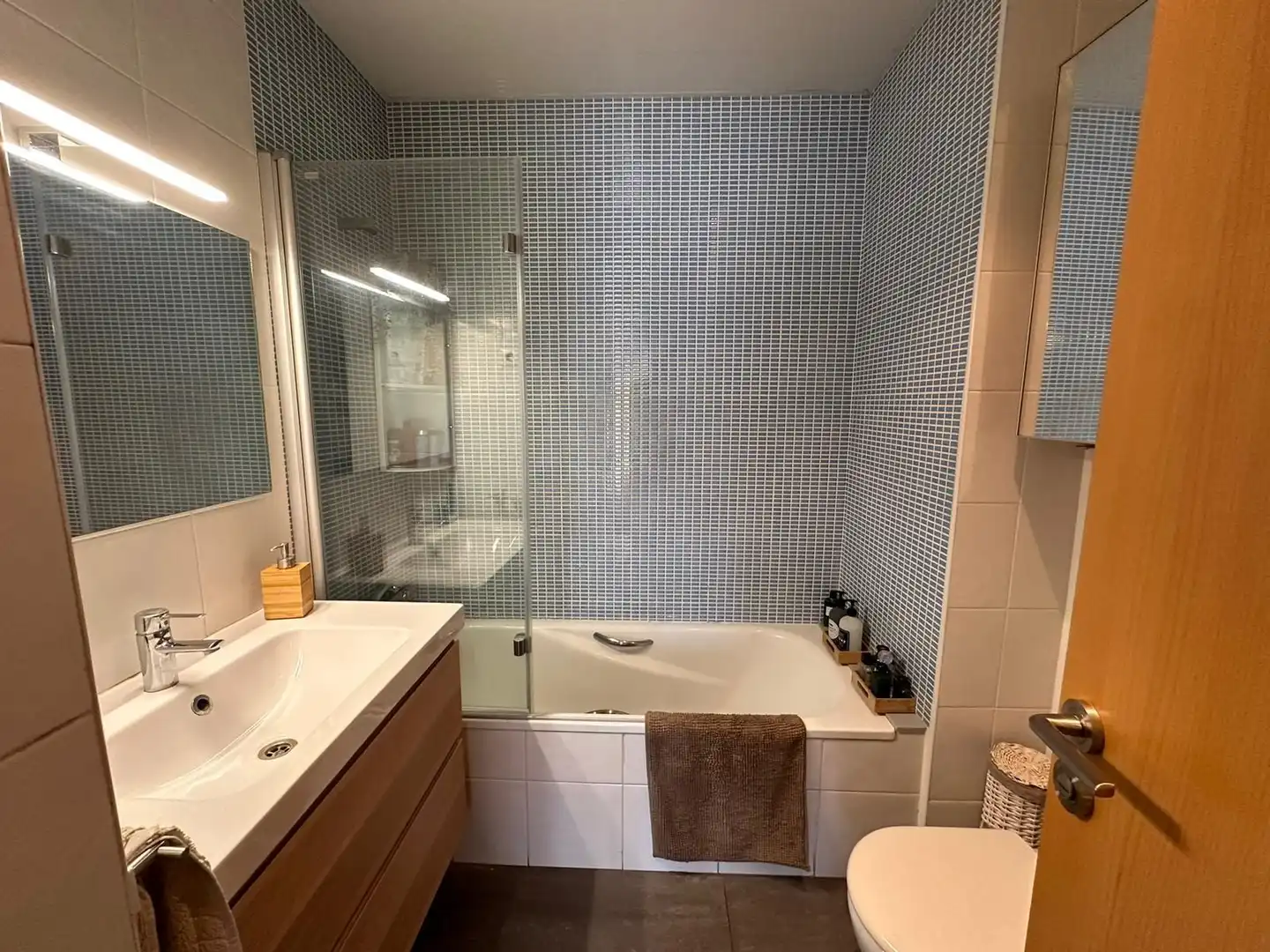 Baño de Piso de alquiler en Badalona con Calefacción, Terraza y Amueblado