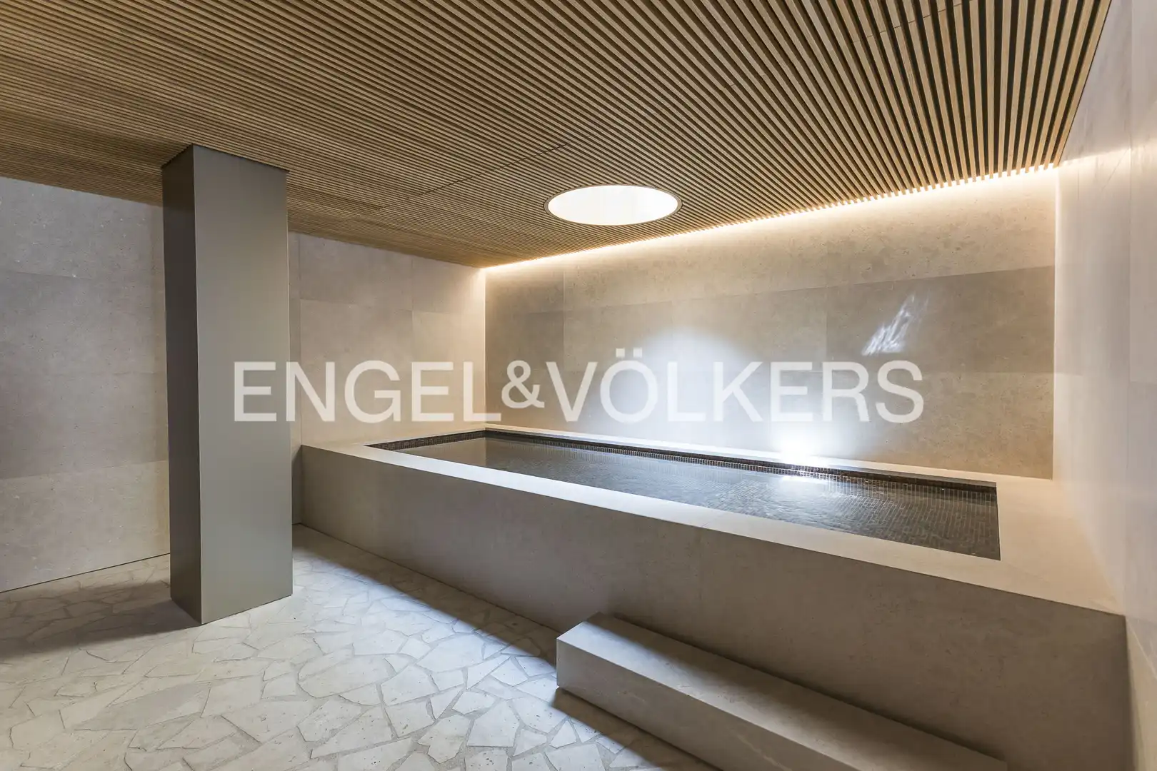 Piscina de Piso en venta en Madrid con Aire acondicionado, Calefacción y Jardín privado