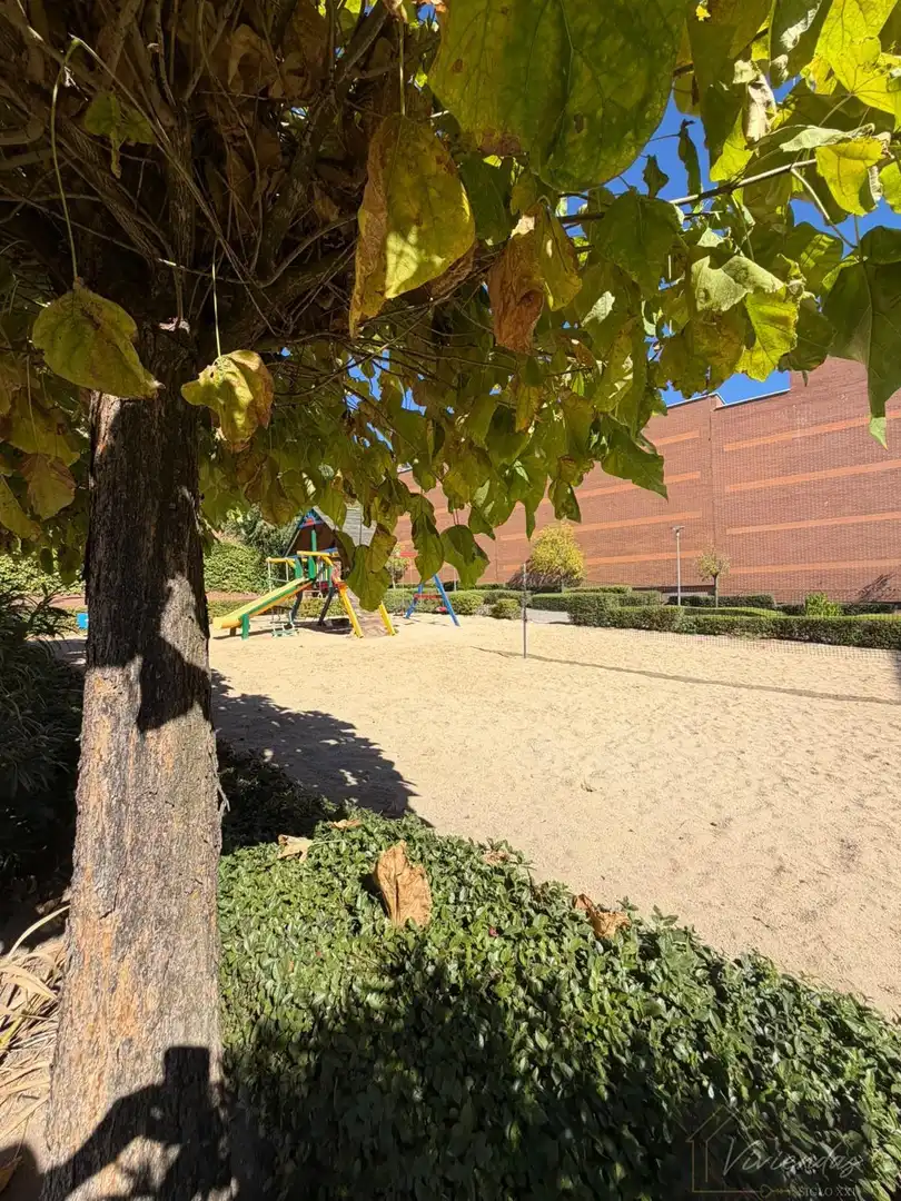 Außenansicht von Wohnungen zum Verkauf in Boadilla del Monte mit Klimaanlage, Heizung und Parkett