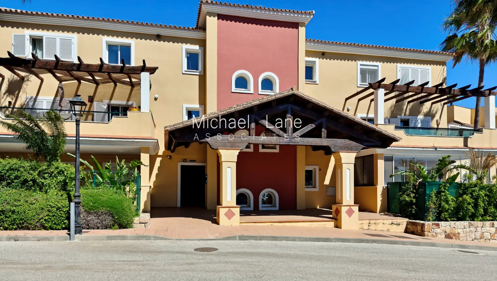 Außenansicht von Wohnung zum Verkauf in Sotogrande mit Klimaanlage, Privatgarten und Terrasse