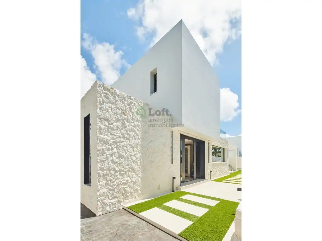 Vista exterior de Casa o xalet en venda en Chiclana de la Frontera amb Aire condicionat, Calefacció i Jardí privat