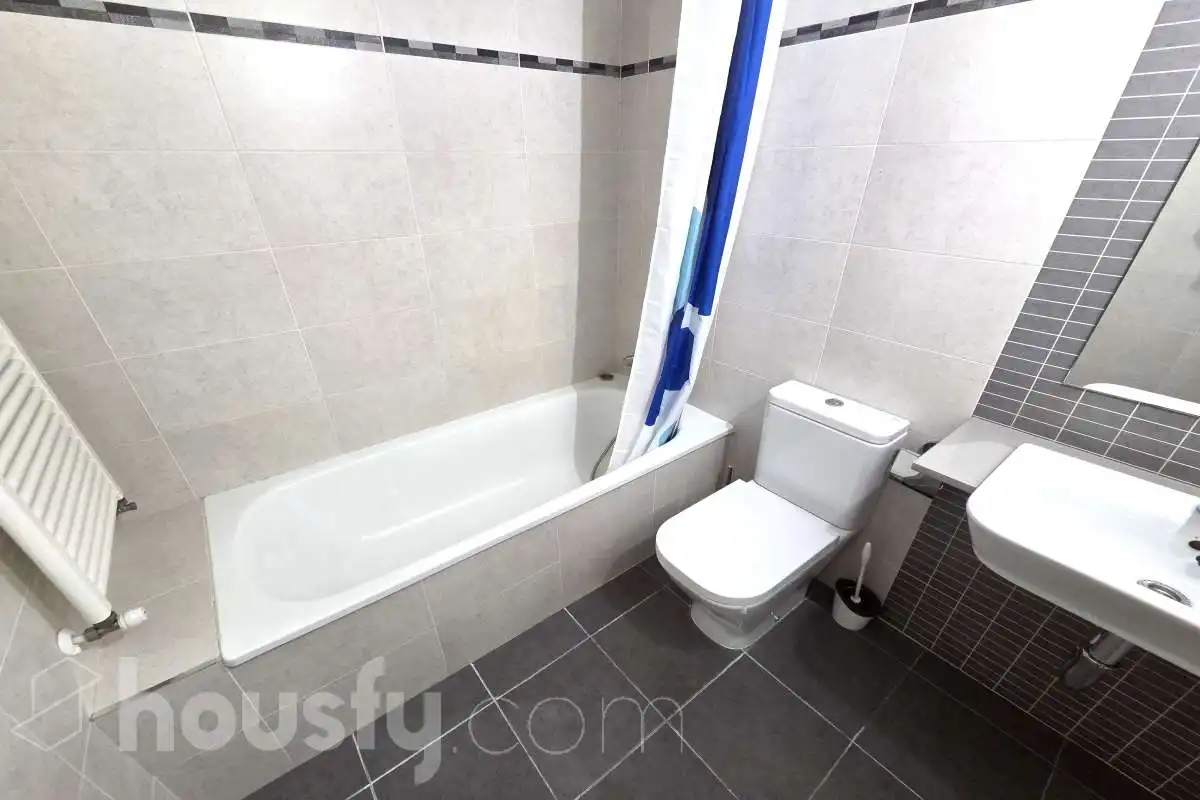 Bathroom of Flat for rent in Madrid  with Air Conditioner, Heating and Storage room