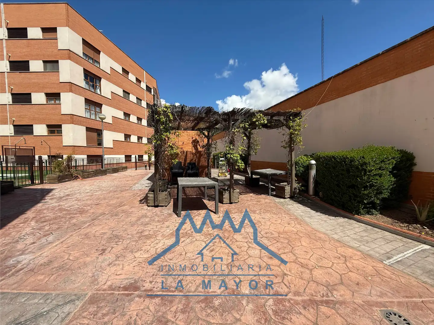 Vista exterior de Piso en venta en Ciudad Real con Parquet y Piscina comunitaria