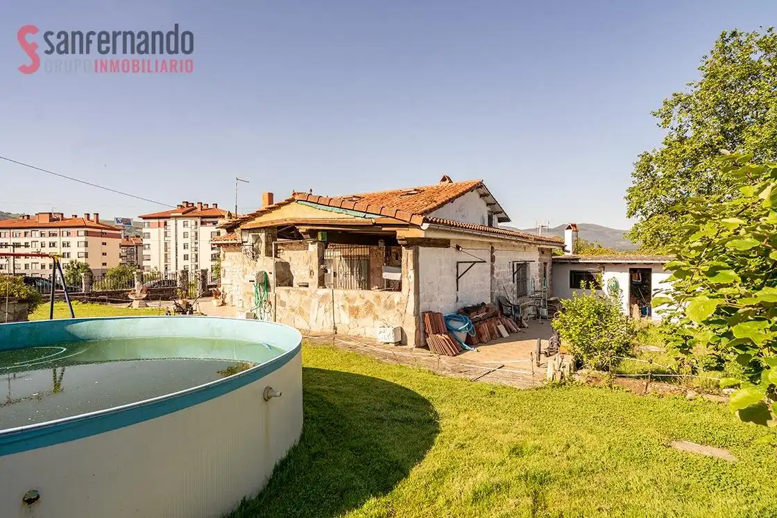Außenansicht von Haus oder Chalet zum Verkauf in Torrelavega  mit Heizung, Privatgarten und Terrasse