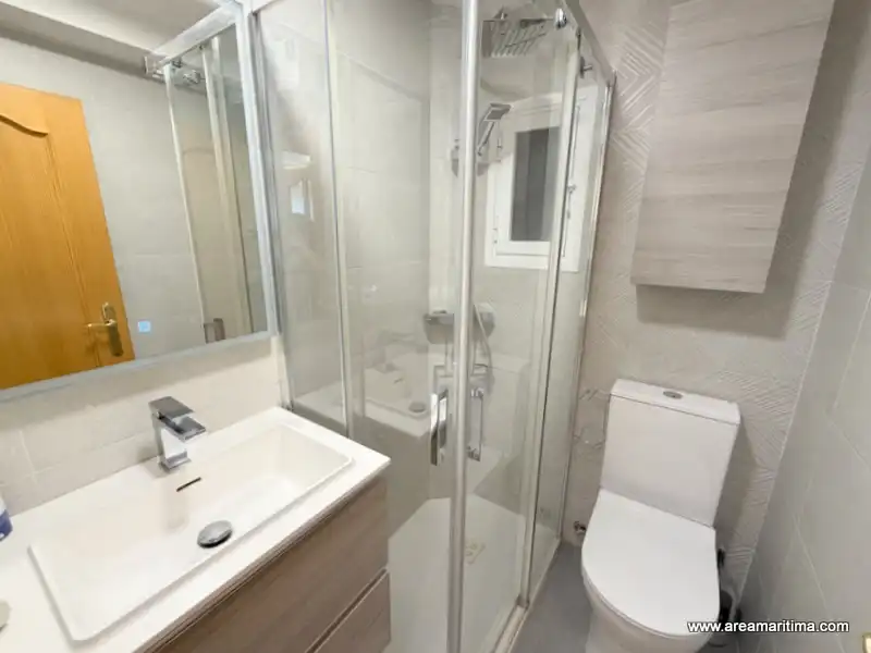 Bathroom of Flat for rent in Valencia  with Air Conditioner, Furnished and Oven
