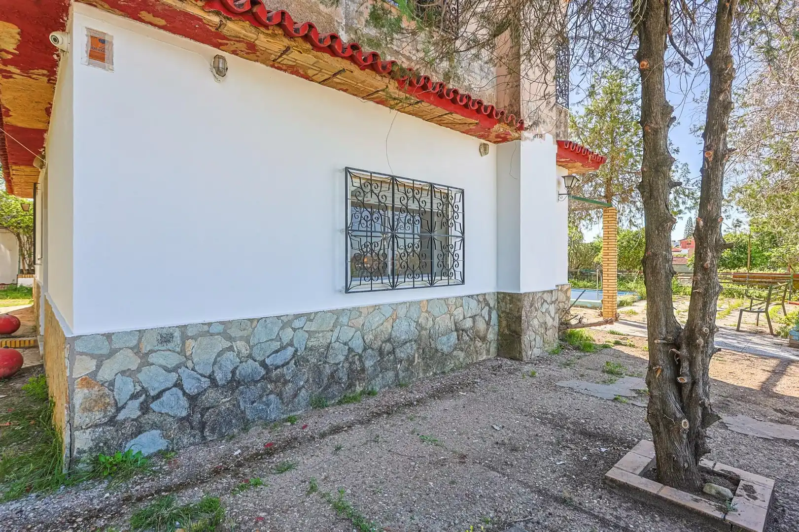 Vista exterior de Casa o xalet en venda en Sanlúcar la Mayor amb Aire condicionat i Piscina