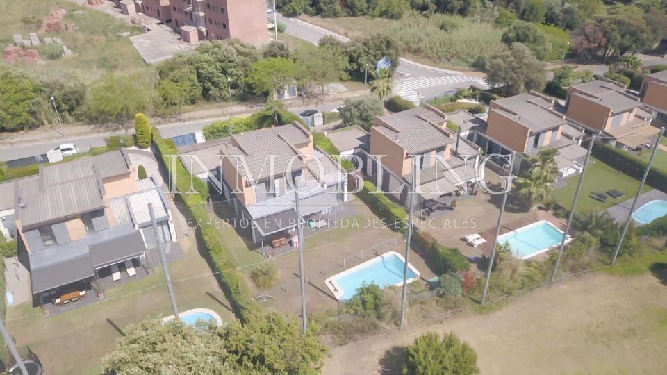 Exterior view of House or chalet for sale in Sant Vicenç de Montalt  with Air Conditioner, Heating and Private garden