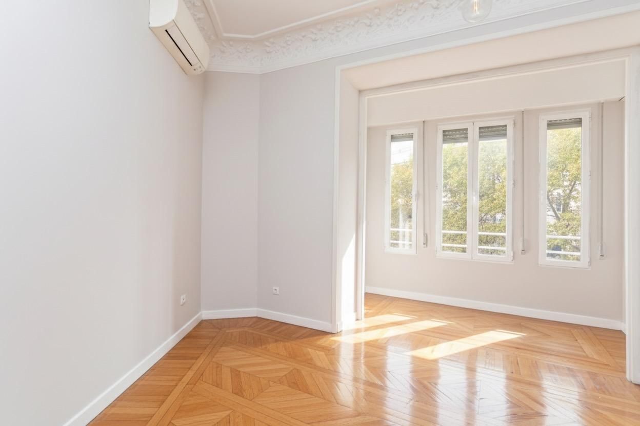 Bedroom of Flat for sale in  Madrid Capital  with Air Conditioner, Heating and Balcony
