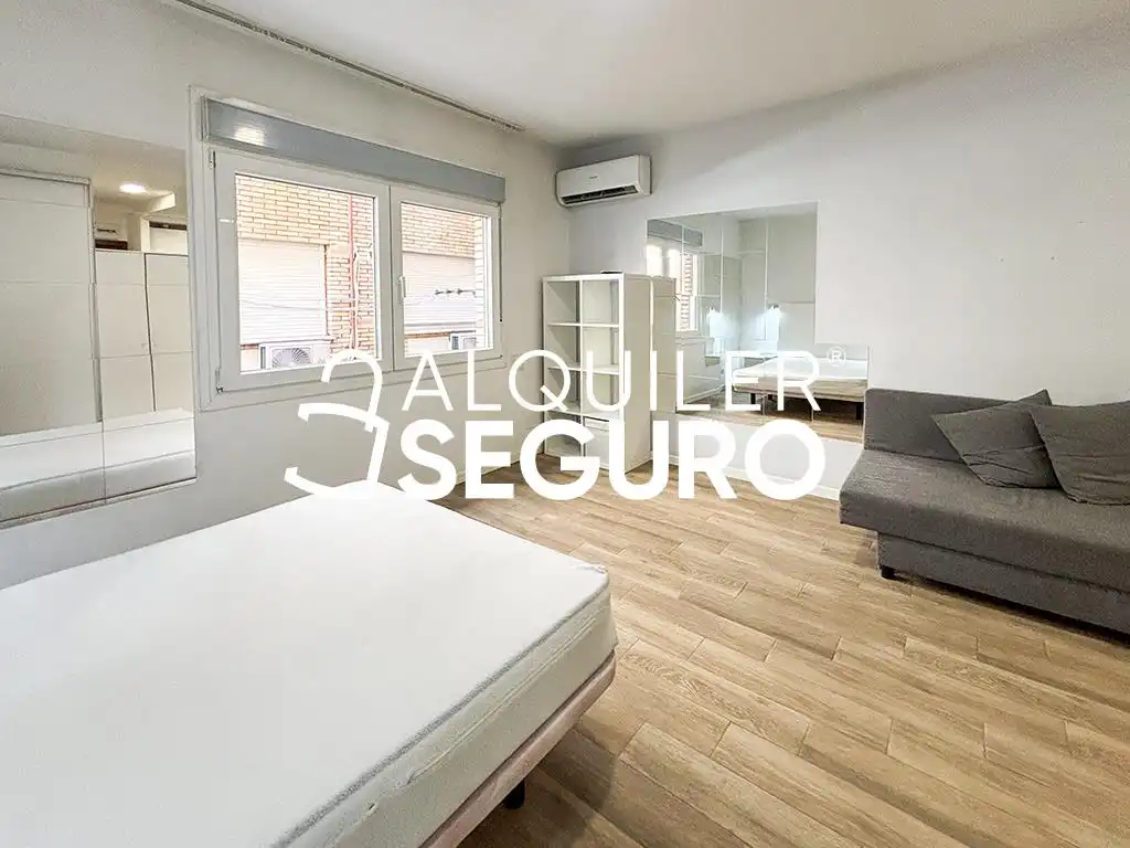 Schlafzimmer von Wohnung zur Miete in Madrid mit Klimaanlage, Heizung und Möbliert