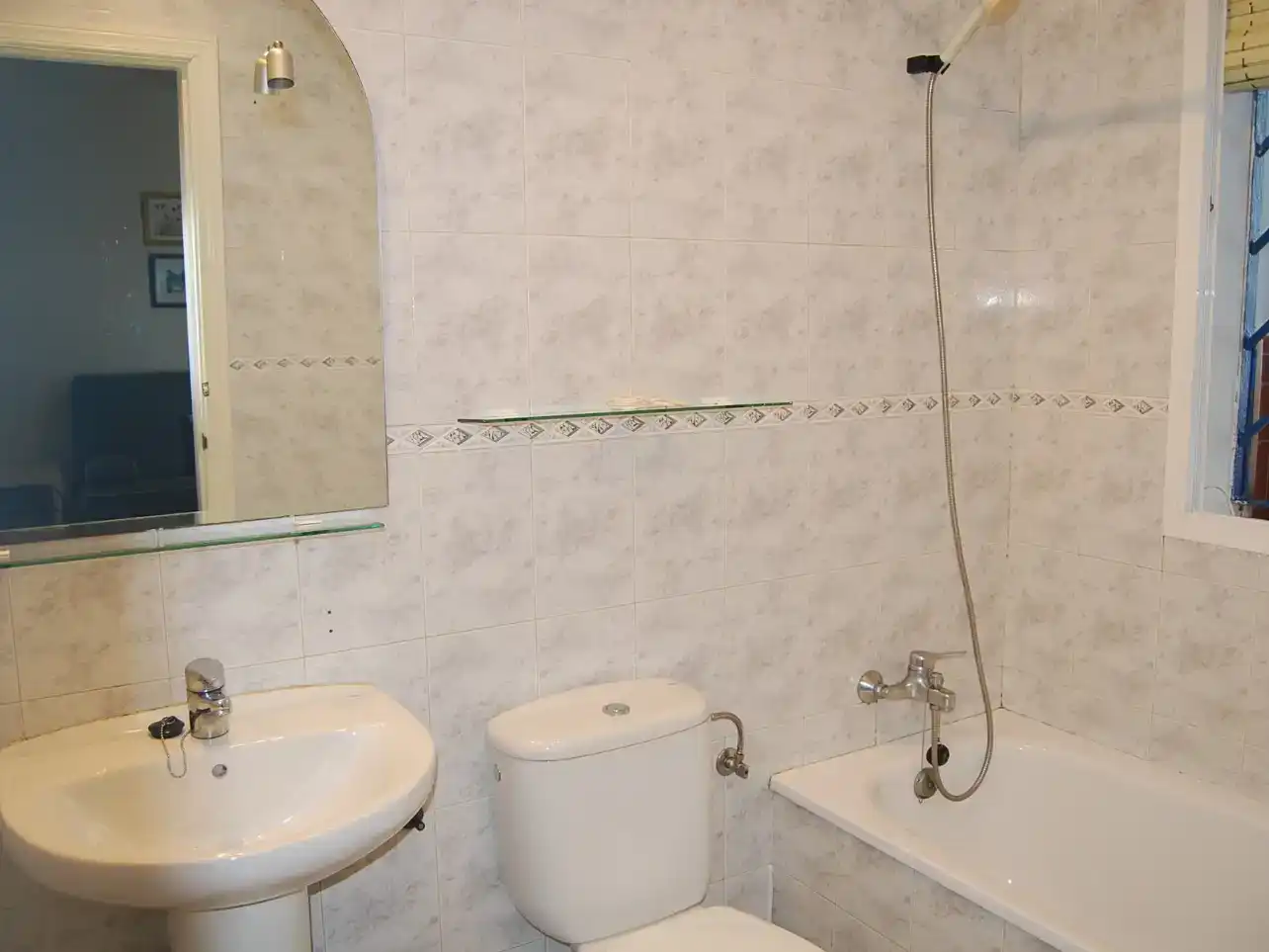 Bany de Apartament de lloguer en Algeciras amb Piscina