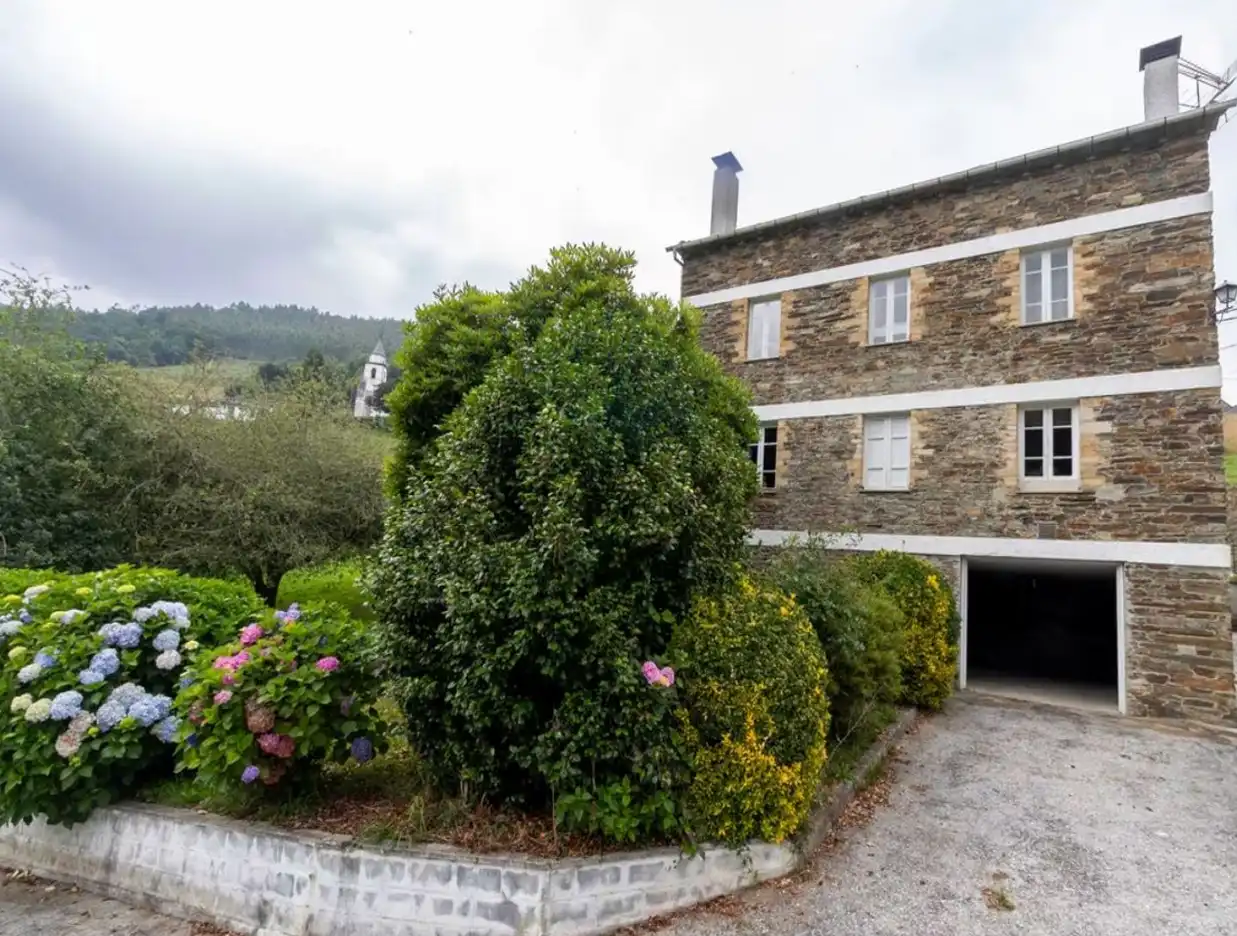 Vista exterior de Casa o chalet en venta en A Pontenova   con Calefacción, Jardín privado y Parquet