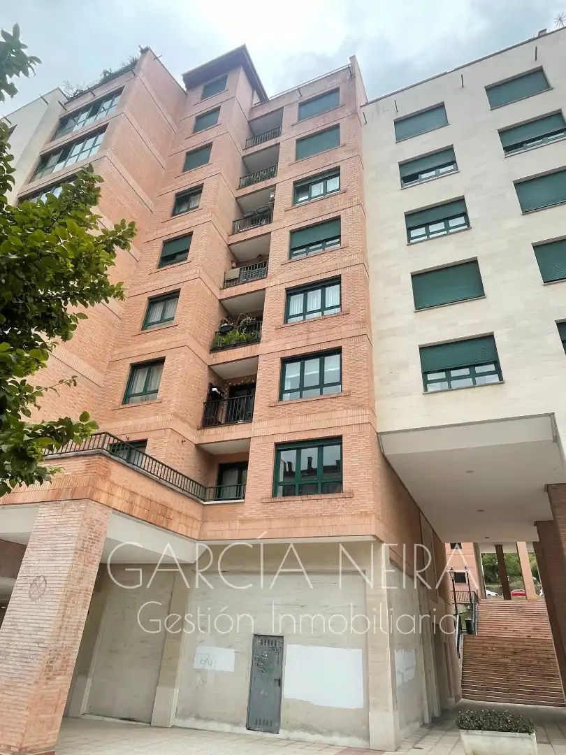 Vista exterior de Pis en venda en Oviedo  amb Calefacció, Jardí privat i Parquet