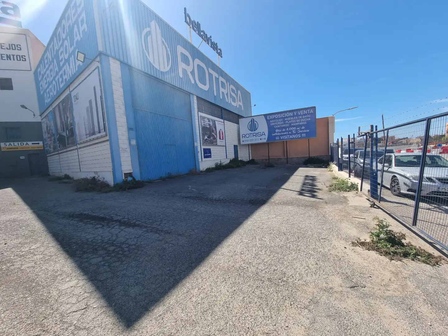 Vista exterior de Nau industrial en venda en Almería amb Calefacció i Alarma