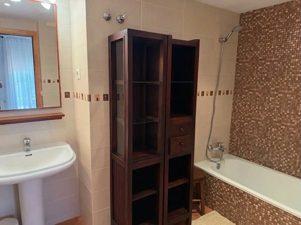 Badezimmer von Einfamilien-Reihenhaus zum Verkauf in Sitges mit Klimaanlage, Heizung und Privatgarten