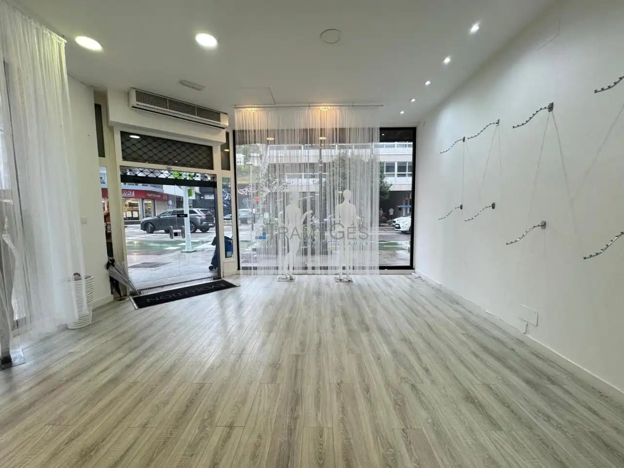 Local comercial en alquiler en CAMELIAS, imagen 2
