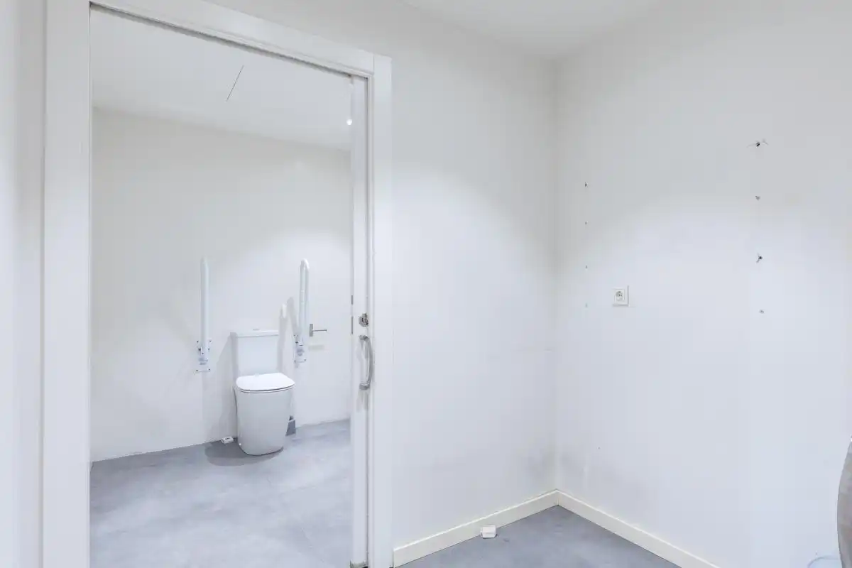 Baño de Local de alquiler en Valencia con Aire acondicionado, Calefacción y Alarma